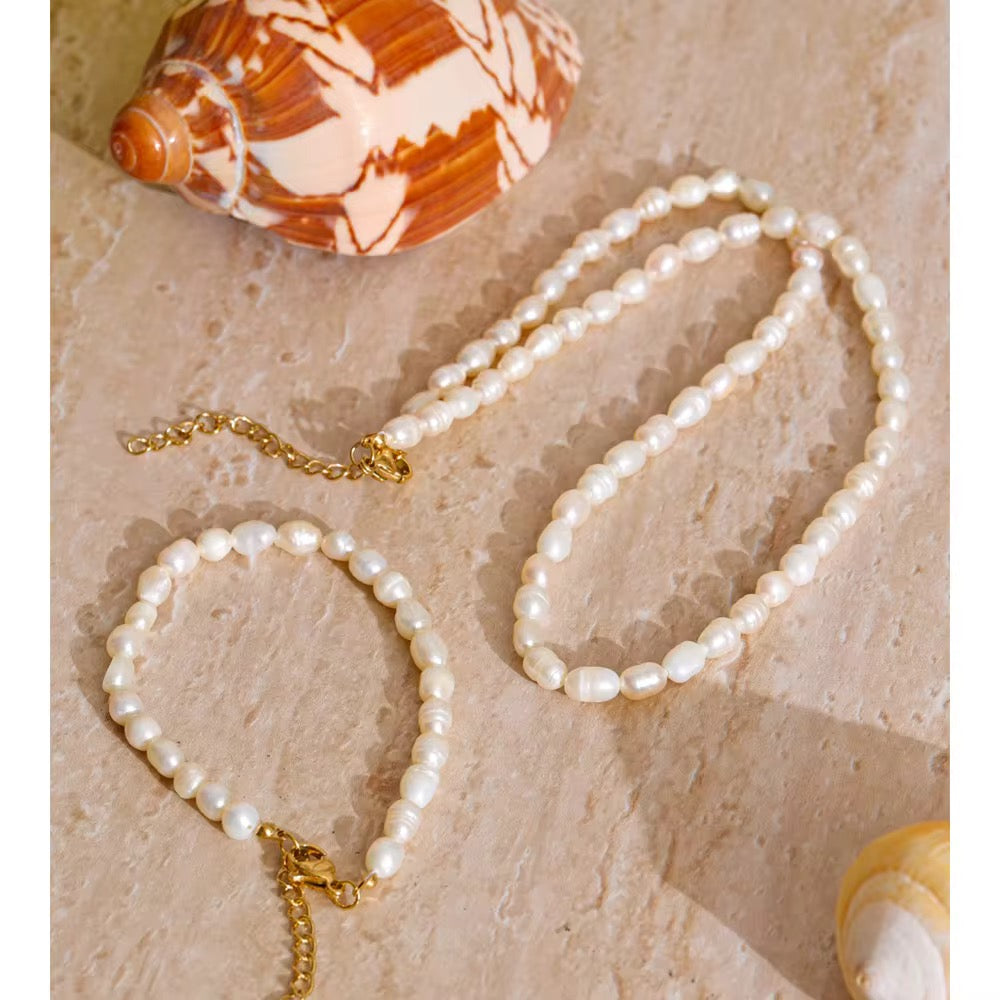 Premium stainless steel bracelet with freshwater pearls finished with 18k gold plating